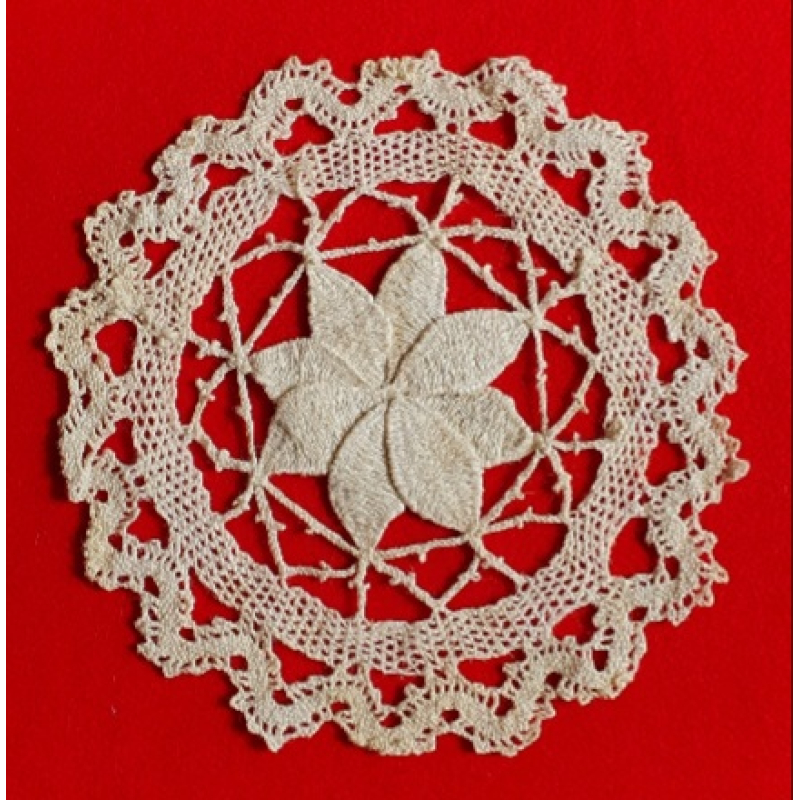 Beige handgemaakt kleedje